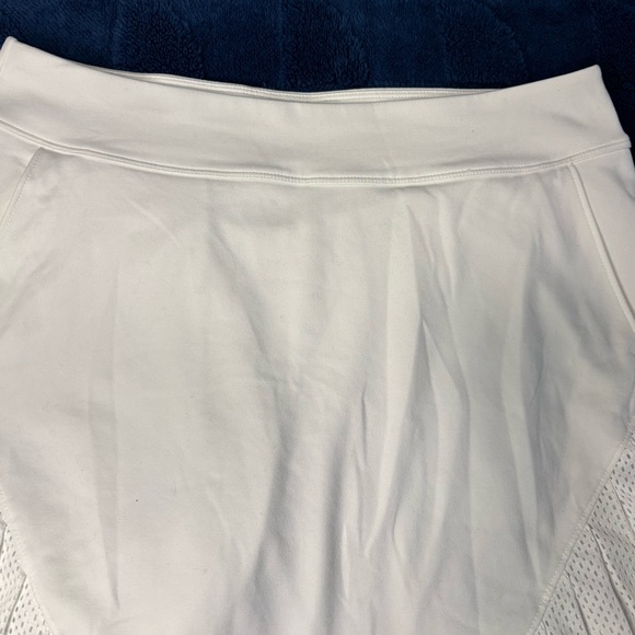 Under Armour Women White Golf Tucked Pleated Active Skort - Picture 4 of 10